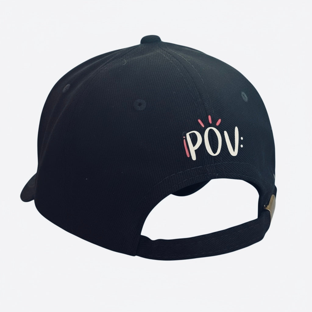 Cappello Iconico con Frase Ricamata