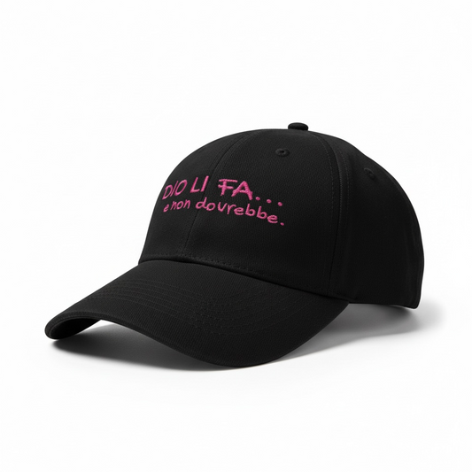 Cappello Iconico con Frase Ricamata