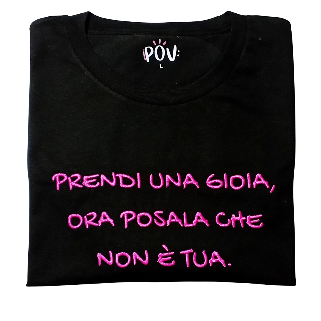 T-shirt Regular unisex POV ricamata – personalizza la tua frase inserendola nelle note al check out